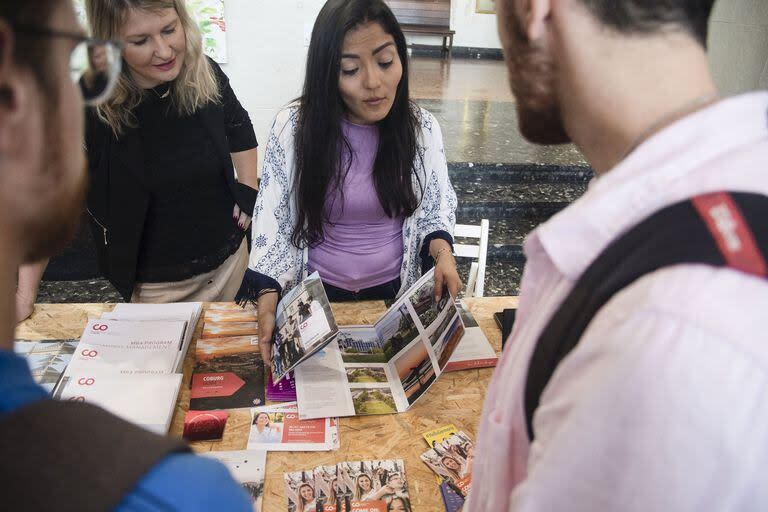 Muchos graduados universitarios asistieron a la exposición a averiguar sobre becas para estudios de posgrado 