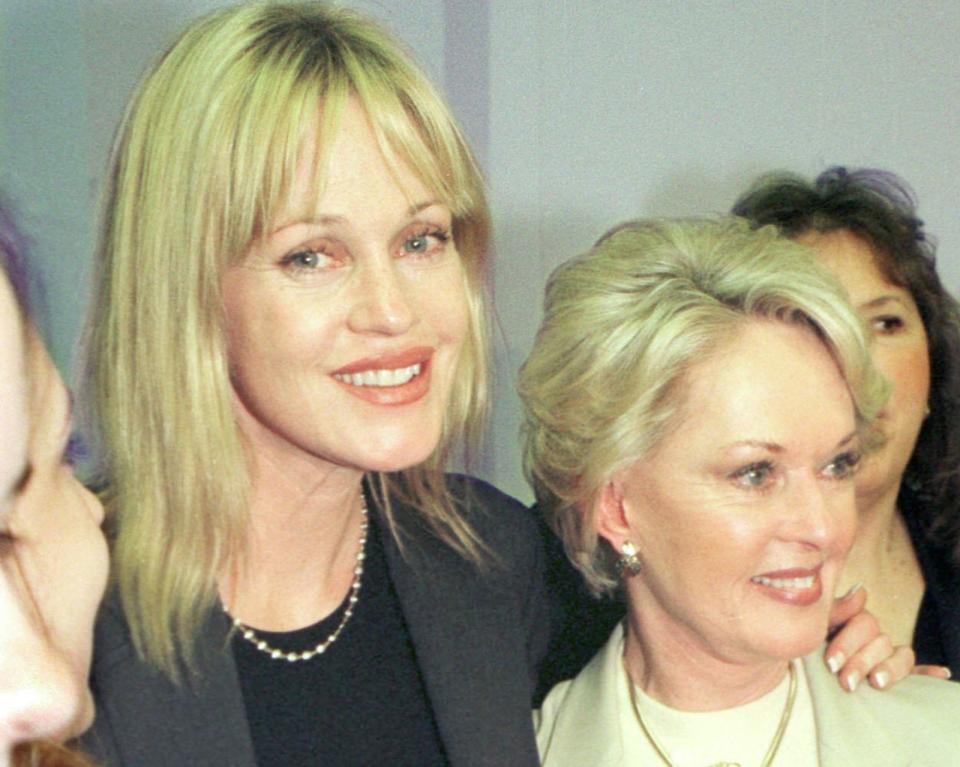 Melanie Griffith (links) war ein kleines Kind, als Mutter Tippi Hedren vor Hitchcocks Kamera trat. Sie ist ein typisches Kind Hollywoods: Sie stand erstmals mit zwölf vor der Kamera, war in den 80-ern für den Oscar nominiert und sorgte immer wieder mit Entziehungskuren für Schlagzeilen. Und mit ihren Schauspieler-Ehen ... (Bild: Alex Wong)