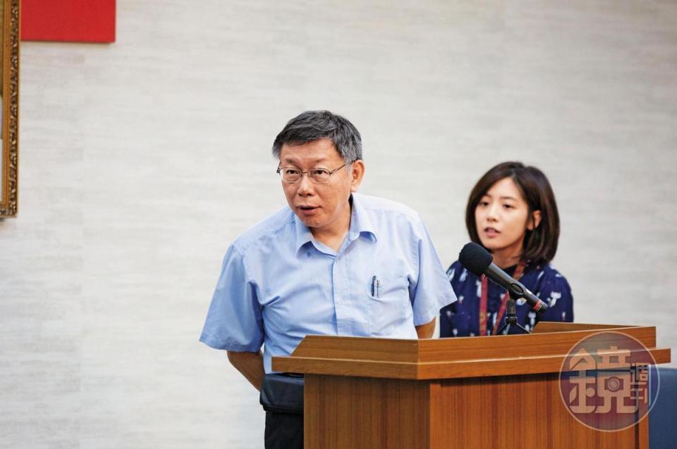 黃瀞瑩（右）現任北市副發言人，聲量與老闆柯文哲（左）相比絲毫不遜色，更是台灣民眾黨不分區人選的大熱門。