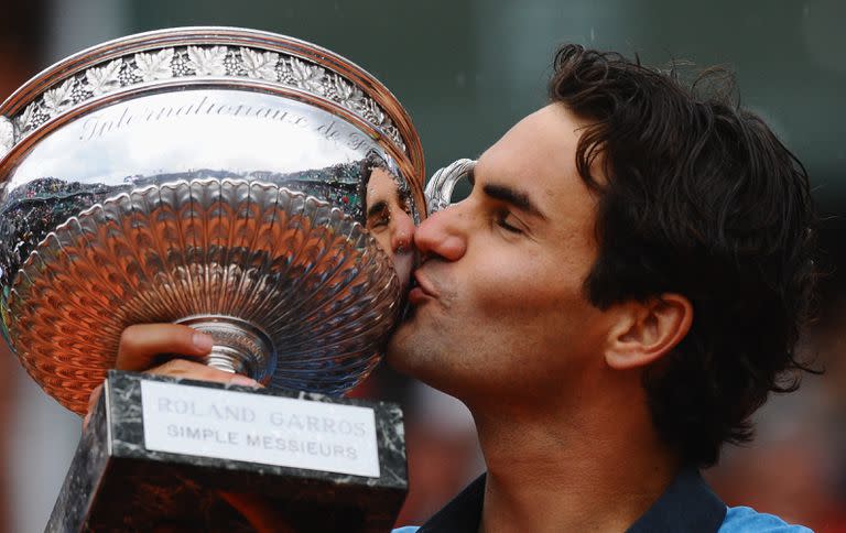 Roger Federer celebra ganar la final masculina con el trofeo en Roland Garros.