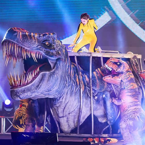 謝金燕跨年祭出超大恐龍道具登台。（圖／翻攝自臉書）
