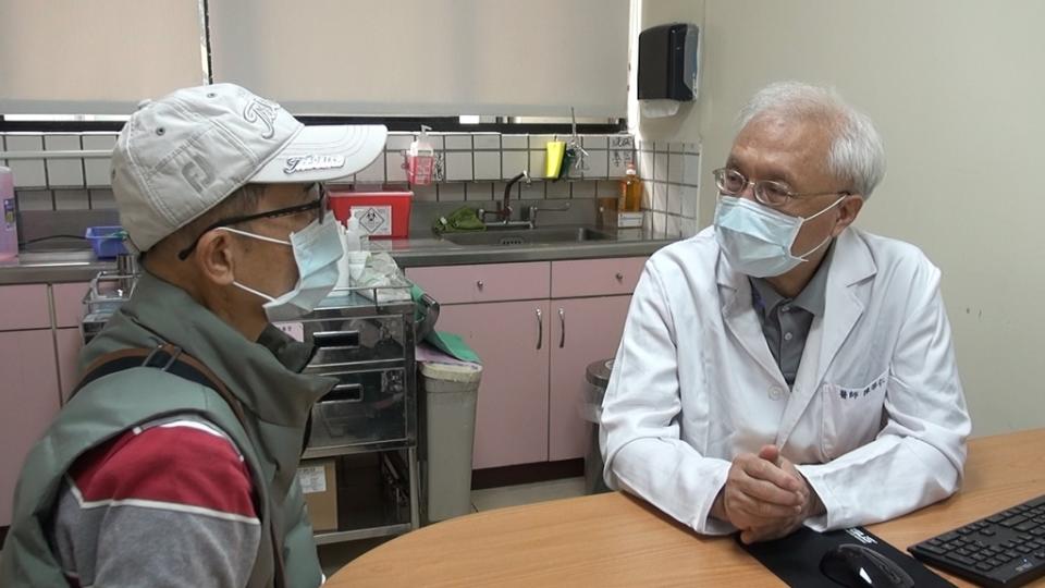 《圖說》陳啟仁醫師向江先生說明手術過程。〈臺北醫院提供〉