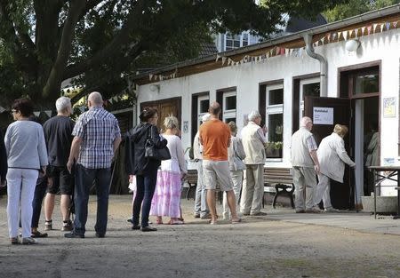 People queue to the polling station to cast their votes in the city-state election in Berlin, Germany, September 18, 2016. REUTERS/Fabrizio Bensch