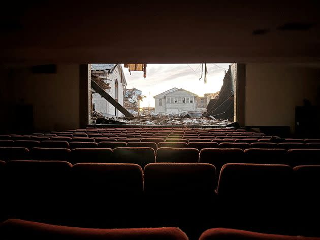 Le cinéma de Mayfield dévasté après le passage d'une tornade, dans la nuit du 10 au 11 décembre 2021.  (Photo: SHAWN TRIPLETT via REUTERS)