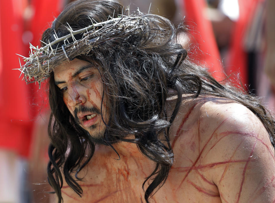 Jose Nina representa a Jesús en una actuación de la pasión de Cristo y en una procesión el viernes 18 de abril del 2014 en el centro de San Antonio, Texas. Más de 100 actores participaron en la ceremonia tradicional de Viernes Santo. Los cristianos de todo el mundo se congregaron para conmemorar el Viernes Santo, que observan como el día en que Jesucristo fue crucificado. (Foto AP/Eric Gay)