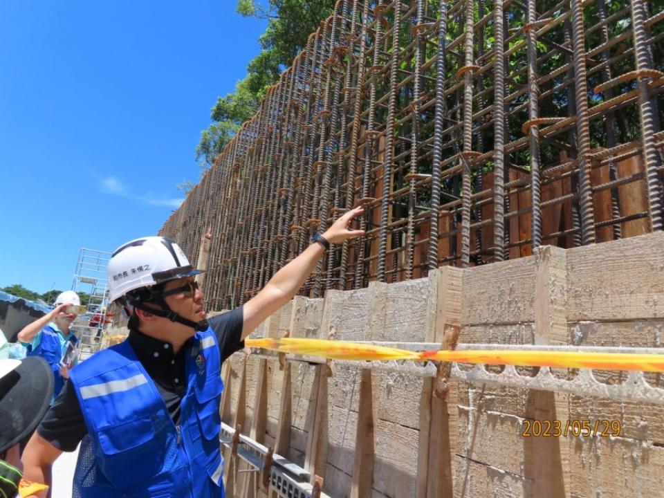 颱風來襲前，位於大漢溪旁的工程非常重要，新北市長侯友宜指示副市長率市府施工查核小組查核工地防汛整備情形，預為因應可能來襲的颱風，朱副市長要求各工程單位應以「料敵從寬、禦敵從嚴」的態度面對，不可以忽略每個細節。(新北市工務局提供)