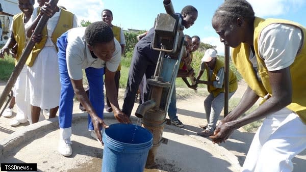 辛巴威慈濟志工協助修水井，讓當地居民有乾淨水用。(圖為慈濟基金會提供)