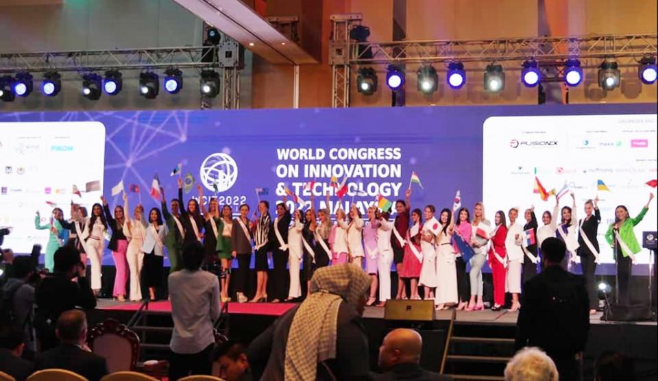 二０二二世界創新與科技大會在馬來西亞檳城舉辦，各國參加亞洲環姐選美的佳麗上台跟來賓致意。（翻攝照片，中央社）
