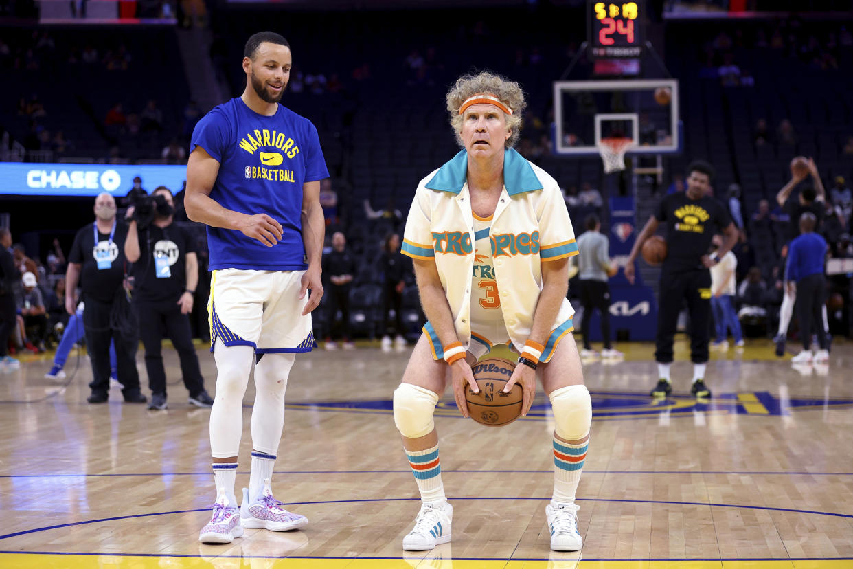 Image: Will Ferrell, Stephen Curry (Jed Jacobsohn / AP)