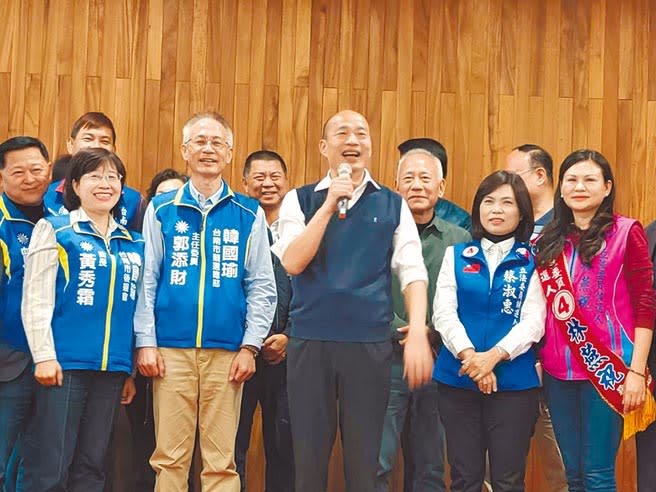 國民黨總統候選人韓國瑜（前排中）參加台南後援會成立大會。（洪榮志攝）