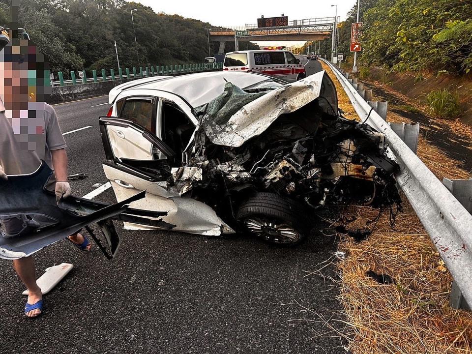 國道第七公路警察大隊指出，事故造成黃姓男駕駛及乘客蔡男等4人受傷，分別送到沙鹿光田醫院及童綜合醫院救治。（圖：國道七隊提供）