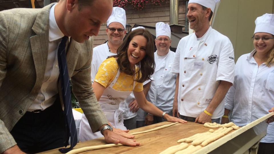 Prinz William und Herzogin Kate sind aktuell in Heidelberg. Sie besuchten eine Forschungseinrichtung und wagten sich ans Brezel-Backen.