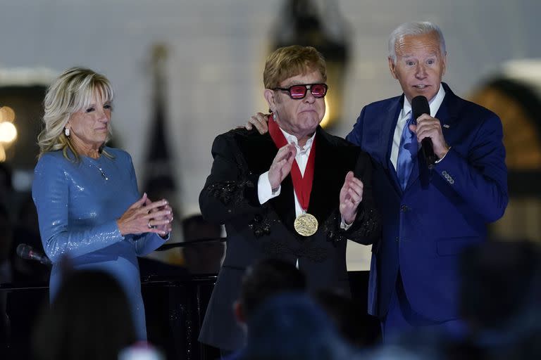 Biden y su esposa junto a Elton John