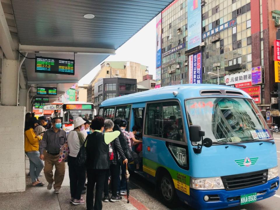 三年疫情，基隆市公車駕駛提早退休及離職多，年底將再對外招考生力軍。(記者王慕慈攝)