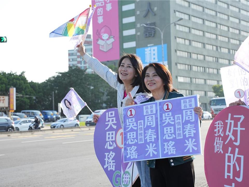 選戰進入倒數10天，台北市一選區民進黨立法委員吳思瑤今(2)早在台北市醫師公會理事長洪德仁率領的10人醫師團陪同下，在北投區大度大業路口拜票，屏東縣長周春米也現身力挺。(黃敬文攝)