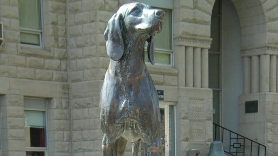 Old Drum statue in front of the Johnson County Courthouse located in Warrensburg, Missouri, United States. The statue, built in 1958, received contributions from 42 states, a half-dozen countries, and former President Harry S. Truman. (Photograph by Abernaki; released to the public domain) 