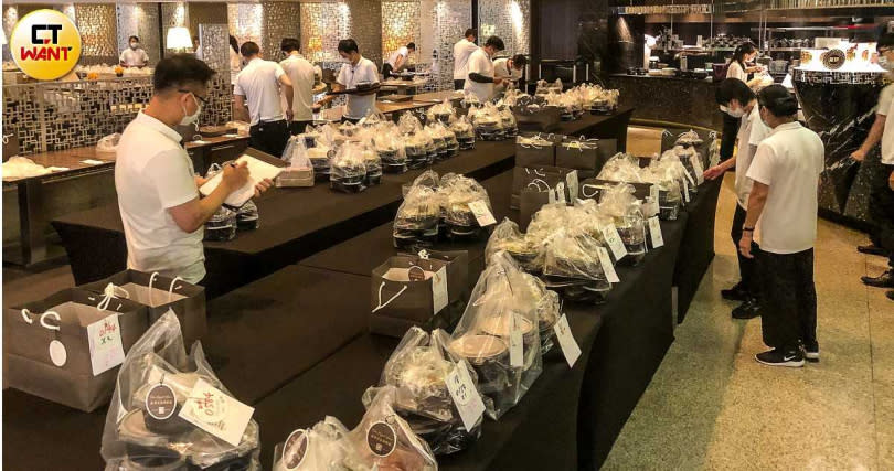 去年三級警戒餐廳不得內用，飯店業者紛紛拚外帶促銷，中午時段餐廳變成備餐區，百名員工要在1小時內大量出餐，晶華酒店總經理吳偉正形容，那是跟時間賽跑的另一個戰場。（圖／焦正德攝）