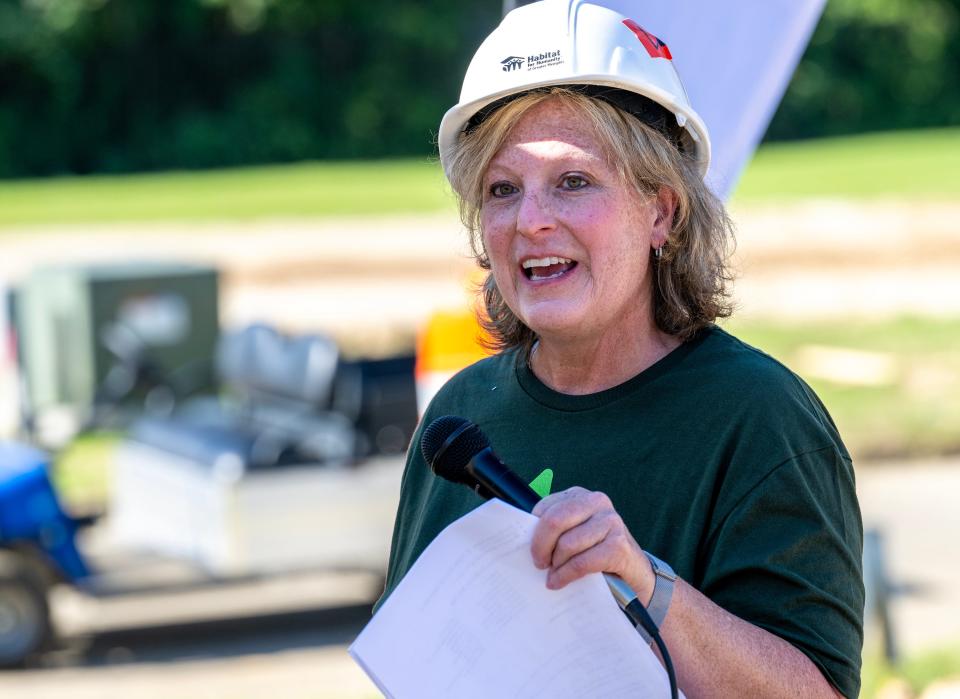 Habitat for Humanity of Greater Memphis Chief Operating Officer Lori Humber greeted a crowd of volunteers, donors, board members, staff and community members to the organization’s 40th Anniversary Build Thursday, Aug. 17. Memphis Habitat will also build its 600th local home this fall.