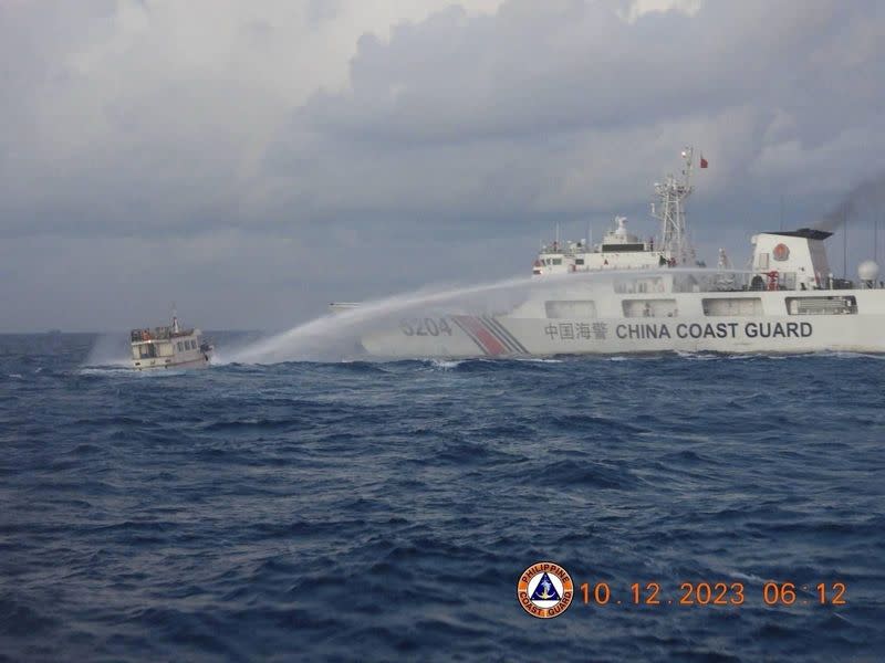 Un buque de la guardia costera china dispara con un cañón de agua contra un buque de reabastecimiento filipino que se dirige al disputado Second Thomas Shoal, en el Mar de China Meridional