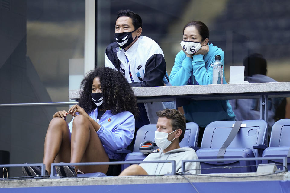 Naomi Osaka (abajo a la izquierda) observa el partido entre Yoshihito Nishioka y Andy Murray por la primera ronda del Abierto de Estados Unidos, el martes 1 de septiembre de 2020, en Nueva York. (AP Foto/Seth Wenig)