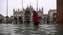 Una mujer camina en la inundada plaza veneciana de San Marcos.