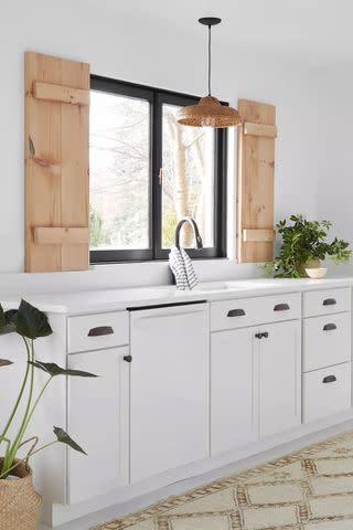 <p>Design by <a href="https://www.leanneford.com/" data-component="link" data-source="inlineLink" data-type="externalLink" data-ordinal="1">Leanne Ford Interiors</a> / Photo by <a href="https://reidrolls.com/interiors/" data-component="link" data-source="inlineLink" data-type="externalLink" data-ordinal="2" rel="nofollow">Reid Rolls</a></p>
