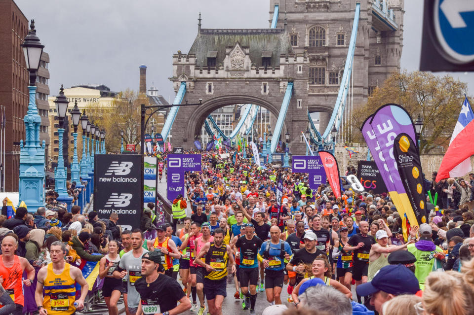 LONDON, UNITED KINGDOM - 2023/04/23: Thousands of runners pass across Tower Bridge during London Marathon 2023. (Photo by Vuk Valcic/SOPA Images/LightRocket via Getty Images)