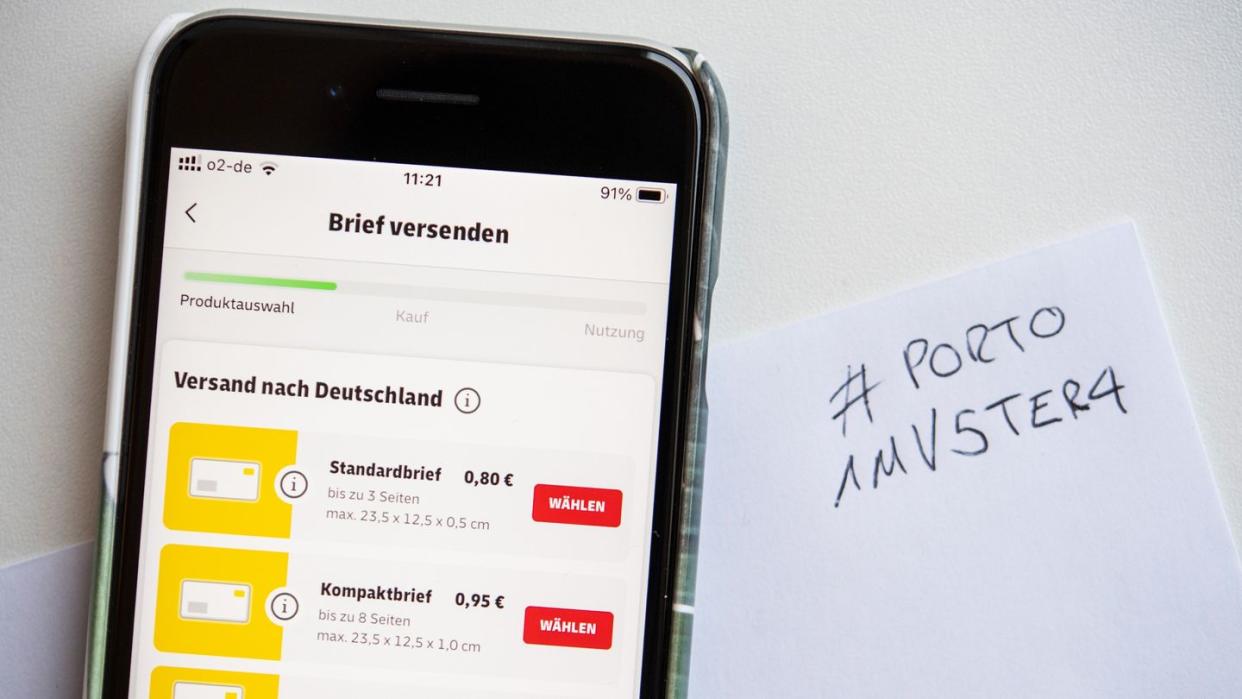 Digital-analoges Gipfeltreffen: Der Code für die «Mobile Briefmarke» wird in der App ausgestellt und per Stift auf den Brief notiert.