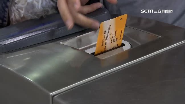 經常搭高鐵的網友分享，用手機就能領取車票。（示意圖／資料照）