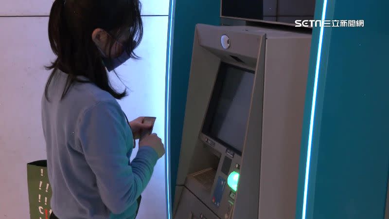 12家銀行共2萬4922台ATM，預計會成為給鈔主力。（圖／資料照）