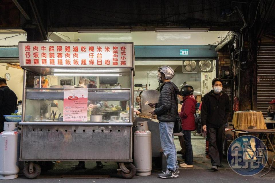 無名麵攤簡單的招牌，容易讓外地人以為它是一間普通麵店。