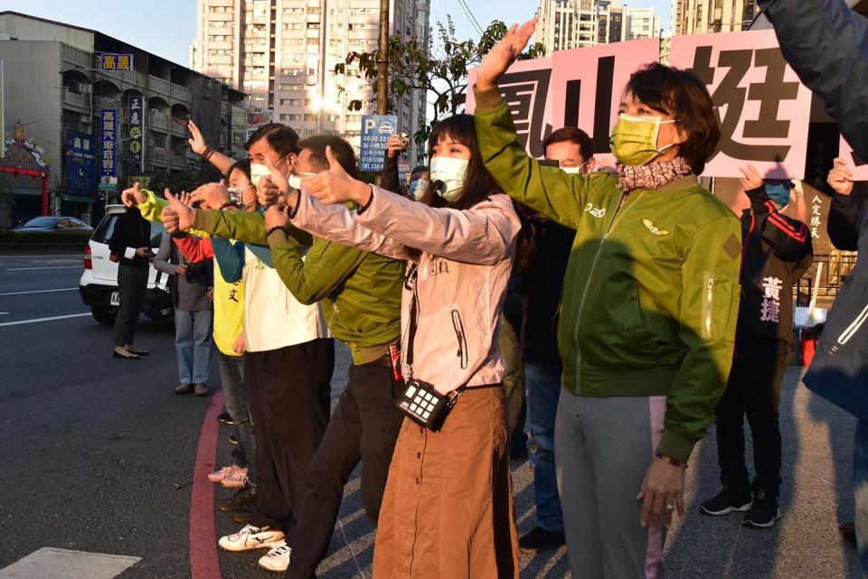 多位立委、議員與當地里長陪黃捷上街頭，呼籲鳳山選民投下不同意罷免票。   圖：截取自邱議瑩臉書