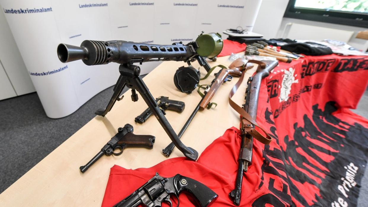 Bei einer Razzia gegen die Neonazi-Gruppe «Freie Kräfte Prignitz» sichergestellte Waffen und Materialien.