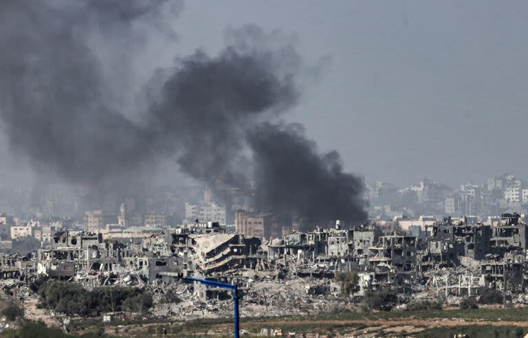 Esta fotografía tomada desde el lado israelí de la frontera con la Franja de Gaza muestra el bombardeo israelí del norte de la Franja de Gaza en medio de las batallas en curso entre Israel y el movimiento palestino Hamas.