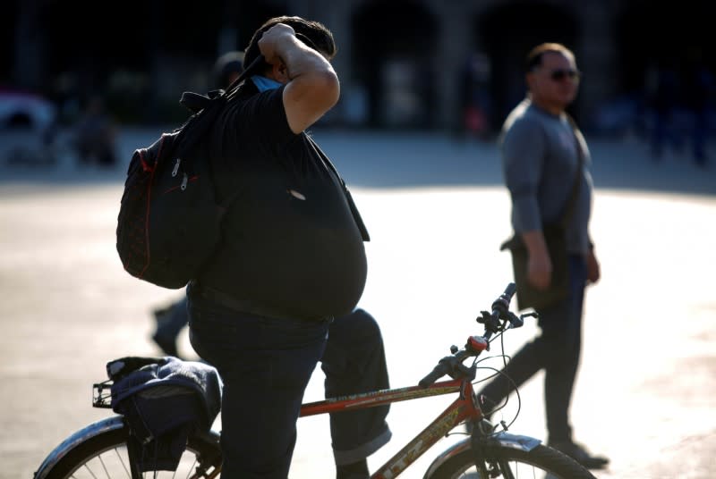 Un hombre en una bicicleta es fotografiado en una calle en Ciudad de México, en momentos en que México se prepara para el impacto del COVID-19, la enfermedad causada por el coronavirus