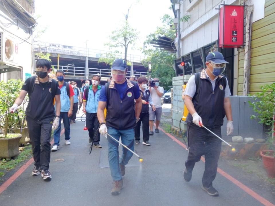 因應新冠肺炎疫情，為擴大防疫量能，羅東鎮公所新購２３台背負式電動噴霧機，鎮長吳秋齡偕同里長協助消毒工作。（羅東鎮公所提供）