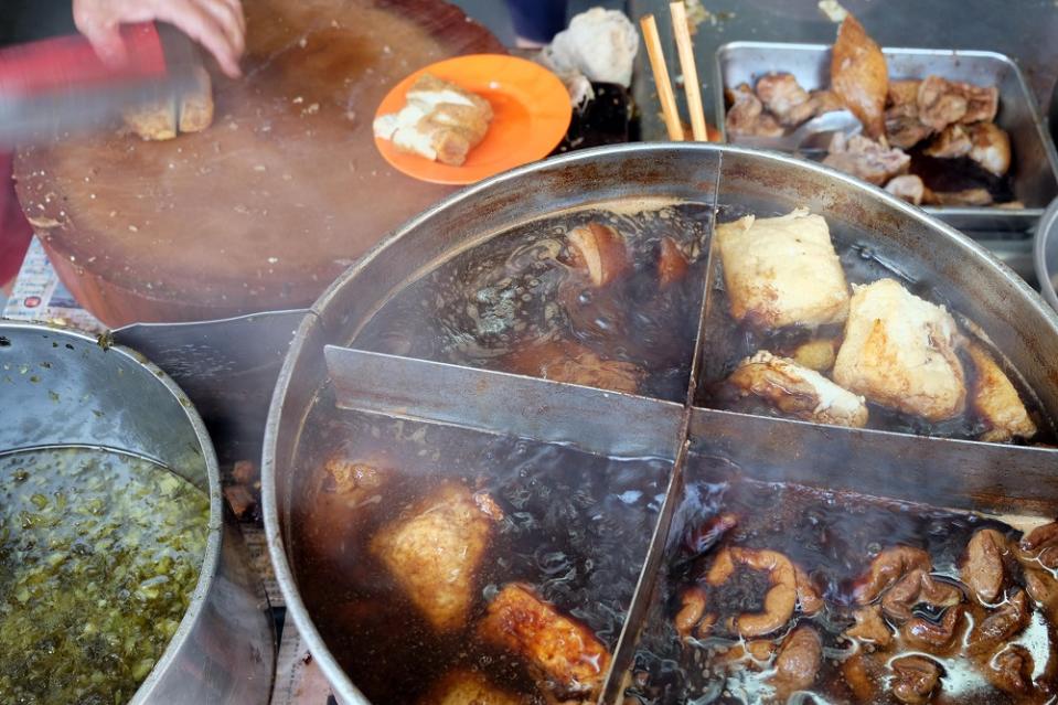 Tai Buan porridge is served with braised side dishes such as beancurd, pork belly, pork intestines and braised duck.