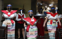 Meseras utilizan careta y mascarilla para frenar la propagación del nuevo coronavirus mientras sirven una orden en el restaurante Sanborns de los Azulejos, en la Ciudad de México, el miércoles 1 de julio de 2020. (AP Foto/Eduardo Verdugo)