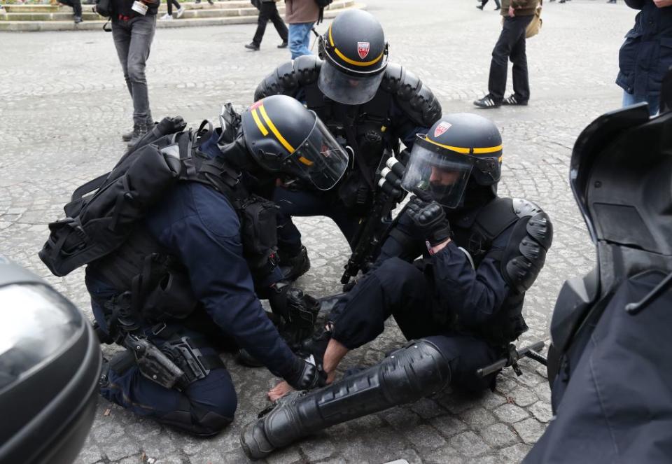 <p>A noter que si, du côté des gilets jaunes, de nombreux blessés sont à déplorer – environ 1700 manifestants l’ont été depuis le début de la mobilisation, selon la place Beauvau – les forces de l’ordre n’ont pas non plus été épargnées. Près de 1.300 policiers, gendarmes et pompiers ont ainsi été blessés depuis le 17 novembre. <br>(Crédit : Getty Images) </p>