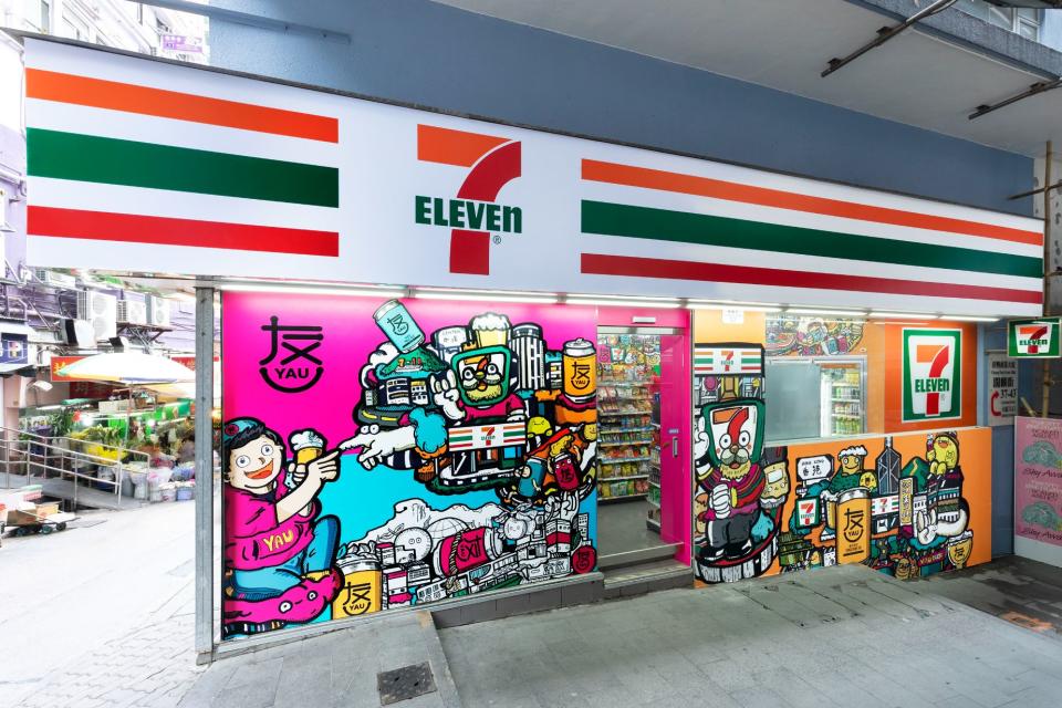 7-Eleven聯乘本地手工啤酒品牌「友」，於中環蘇豪區開設全新「概念店」，店子設計找來本地插畫師JASONTOMMY操刀，其插畫涵蓋店鋪外牆丶室內貼紙設計及冰箱貼紙等。