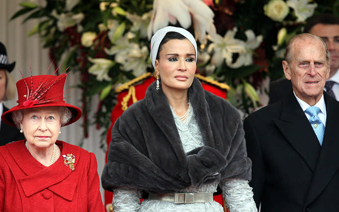 Isabel II y el duque de Edimburgo con Mozah bint Nasser al-Missned