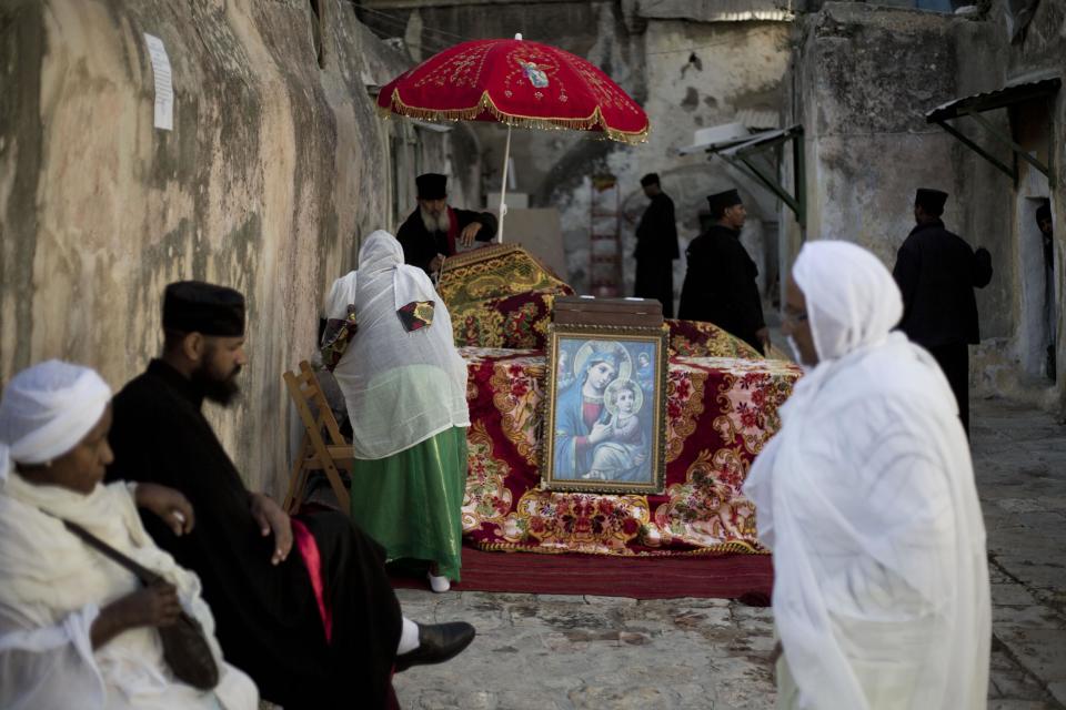 Cristianos ortodoxos etíopes se reúnen al comienzo de la ceremonia del lavado de los pies frente a la Iglesia del Santo Sepulcro en Jerusalén el 17 de abril del 2014. (AP Foto/Ariel Schalit)