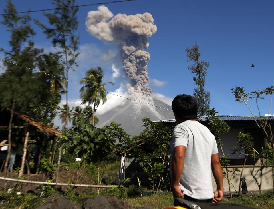 <p>FRM08. DARAGA (FILIPINAS), 23/01/2018. Un aldeano filipino observa mientras el volcán Mayon entra en erupción hoy, martes 23 de enero de 2018, en la ciudad de Daraga, provincia de Albay (Filipinas). El Instituto Filipino de Vulcanología y Sismología (PHIVOLCS) elevó el 22 de enero el nivel de alerta para el volcán Mayon en medio de temores de una erupción mayor en las próximas horas o días. “Más de 26,000 personas han sido evacuadas a refugios en el área. La zona de peligro se extiende a un radio de 8 kilómetros desde el respiradero de la cumbre. Se recomienda encarecidamente al público que esté atento y desista de ingresar a esta zona de peligro”, agregó el PHIVOLCS. EFE/FRANCIS R. MALASIG </p>