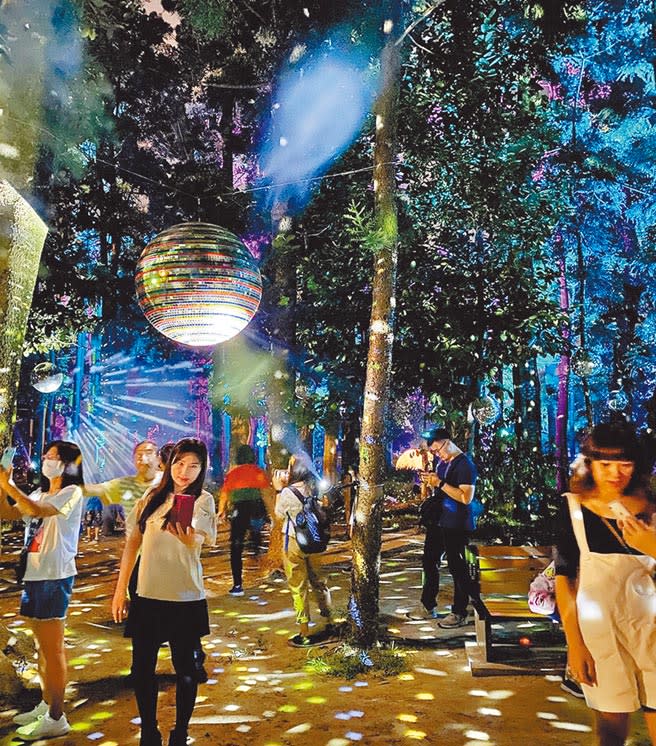 嘉義市北香湖公園「光織影舞」光影藝術展，人潮在星羅棋布區拍網美照。（廖素慧攝）