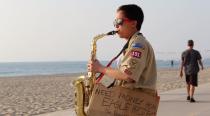 <p>Für einen guten Zweck hat sich dieser Junge in Schale geworfen. Für den Schutz von Adlern spielt er auf seinem Saxofon an einem Strandabschnitt. Not macht offenbar selbst dann erfinderisch, wenn es nicht die eigene Not ist. (Bild: reddit.com/coolestnameavailable) </p>