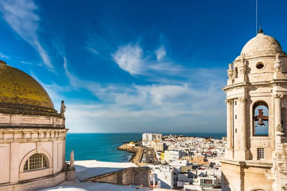 Vista aérea de la Bahía de Cádiz, en la Costa de la Plata portuguesa, un lugar ideal para comprar inmuebles baratos. (Forbes Argentina)