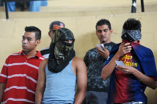 Miembros de la pandilla Mara Salvatrucha (MS-13) durante una ceremonia de paz en Ciudad Delgado, 4 km al norte de San Salvador, El Salvador, el 29 de mayo de 2013. (AFP | Jose Cabezas)