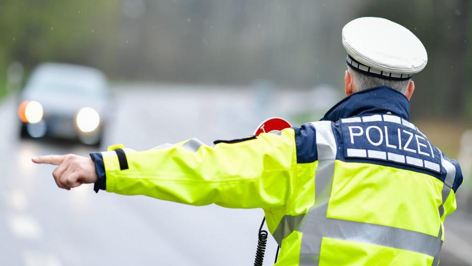 Ein Polizist während einer Geschwindigkeitskontrolle an einer Bundesstraße.