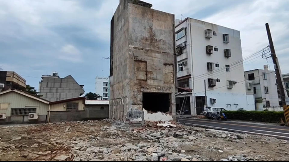 北濱街倒塌早餐店旁房屋中午外牆崩塌。（圖／翻攝畫面）