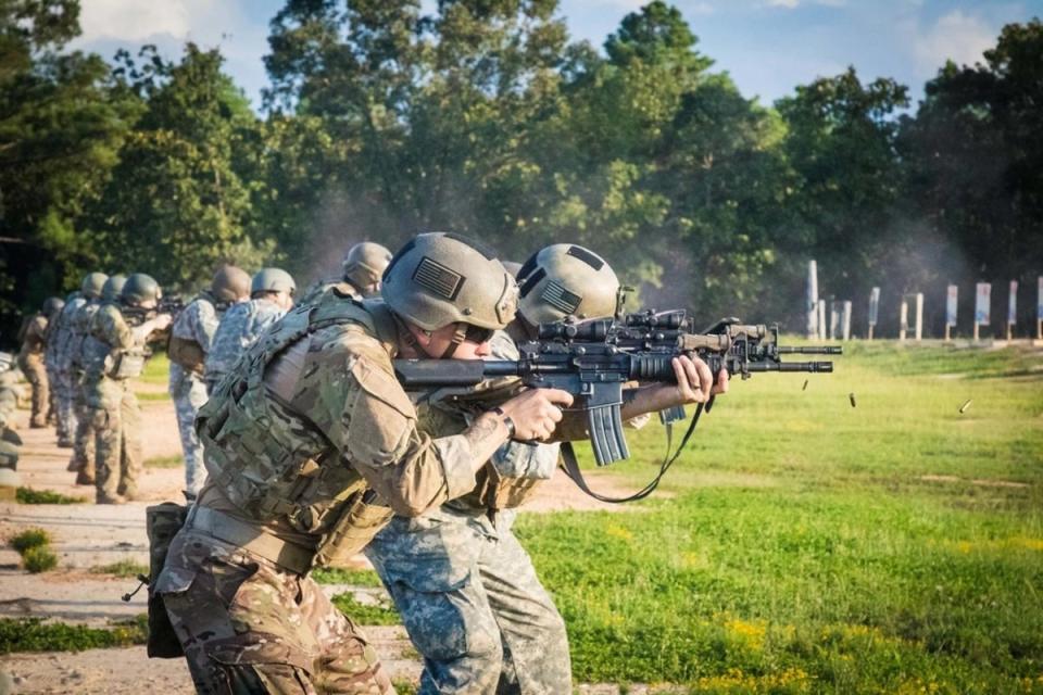 A US Army infantryman assigned to Foxtrot Company ‘Pathfinders’ 2nd Assault Helicopter Battalion, 82nd Combat Aviation Brigade, looks through his sights during M4 rifle reflexive fire range training at Fort Bragg, North Carolina (Photo by Capt. Adan Cazarez)